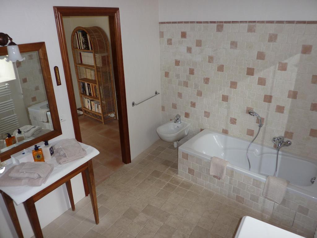 Le Mas Del Sol Bed & Breakfast Bonnieux Oda fotoğraf